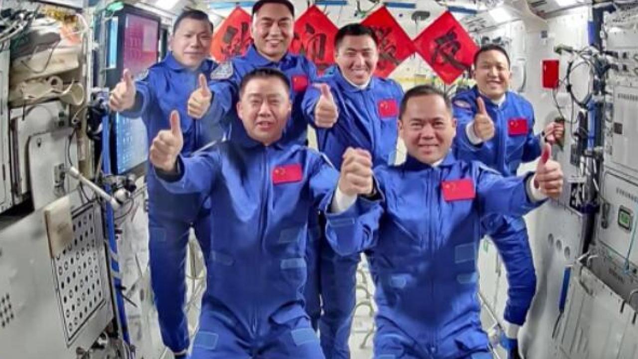 兩個航天員乘組拍下全家福，向民眾報平安。（央視圖片）