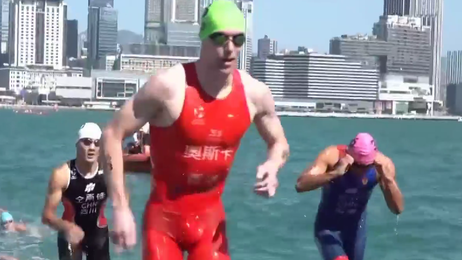 港隊代表奧斯卡於三項鐵人男子組奪得銅牌(有線新聞截圖)