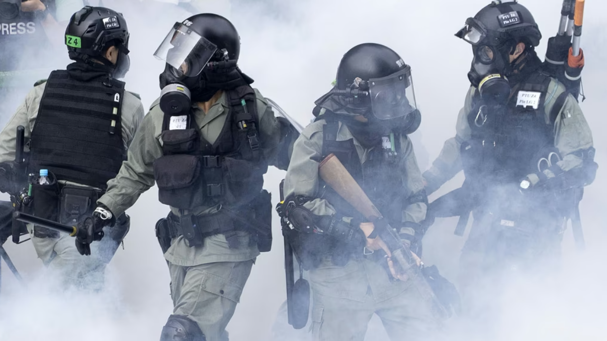 2019年警方應對反修例示威。(美聯社資料圖片/圖非涉事警員)