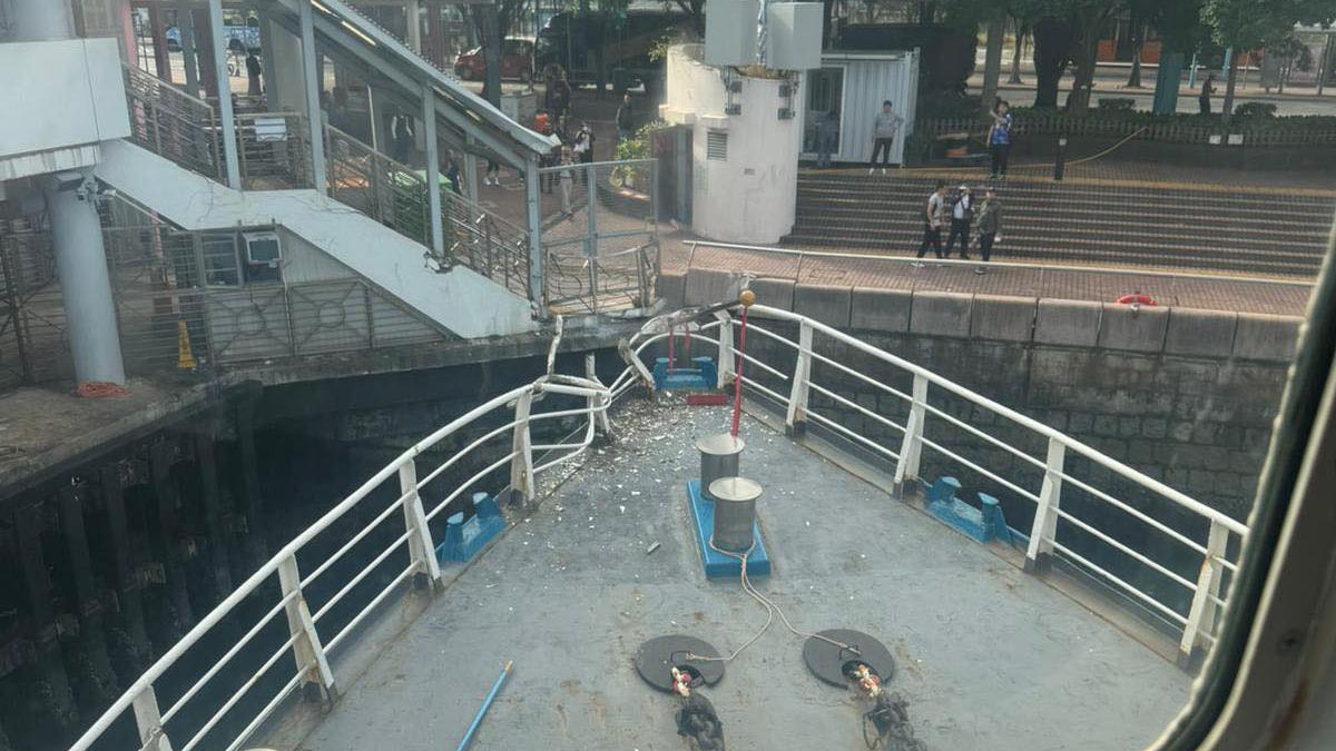 一艘新渡輪在中環5號碼頭失事撞向岸邊，無人受傷。(網民Chi Yim@FB群組「香港渡輪討論區」)