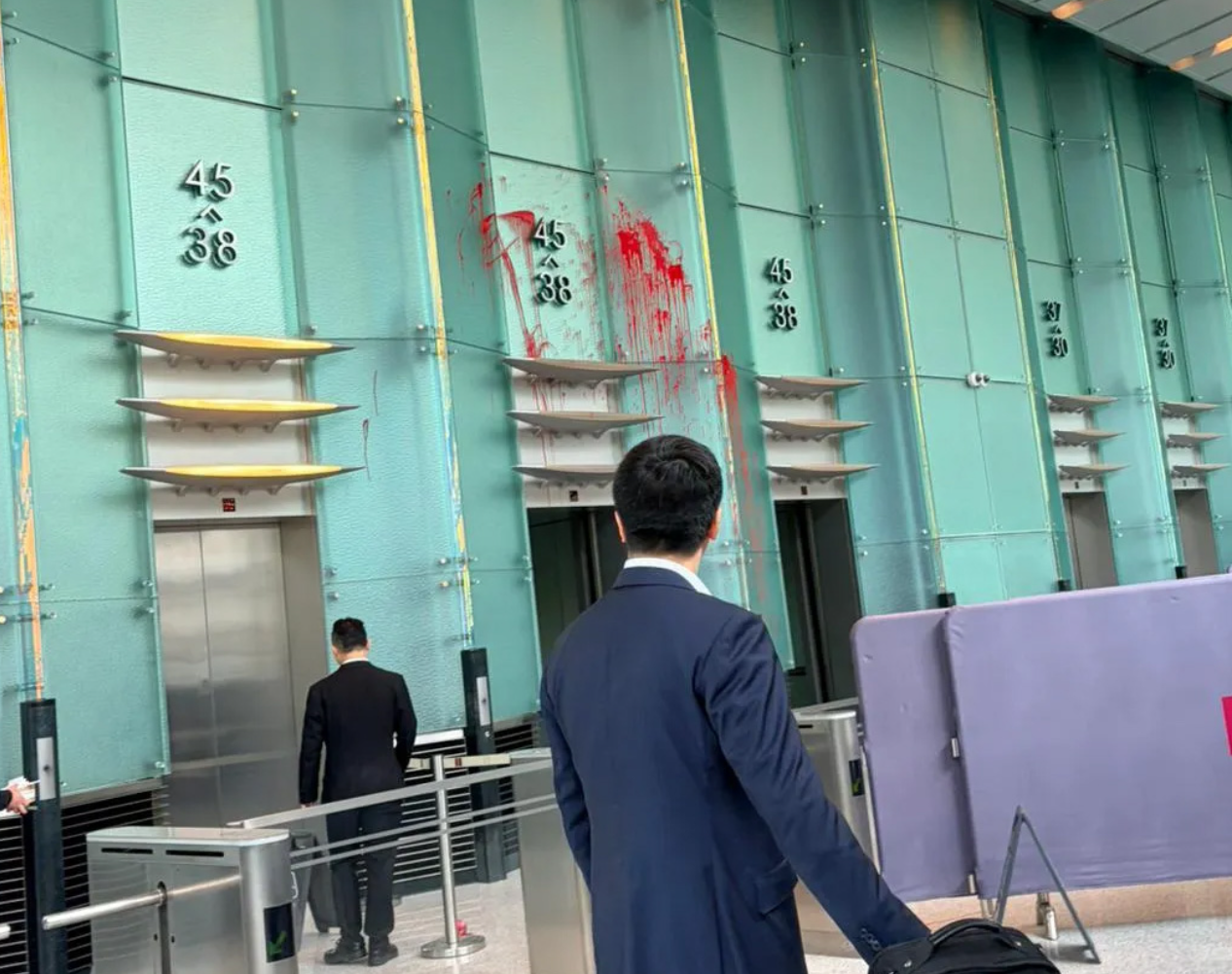 一名男子到長江集團中心，要求上樓去某單位見人被攔阻。他及後在電梯大堂淋紅油，一名保安員制止時遇襲。(網上圖片)