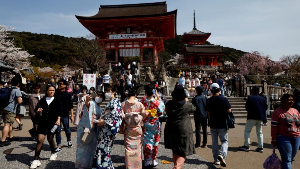 日本政府正研究大幅調高國際觀光旅客稅，並計劃把增加的稅收用於處理過度旅遊問題。圖為京都旅遊熱點清水寺。(資料圖片)