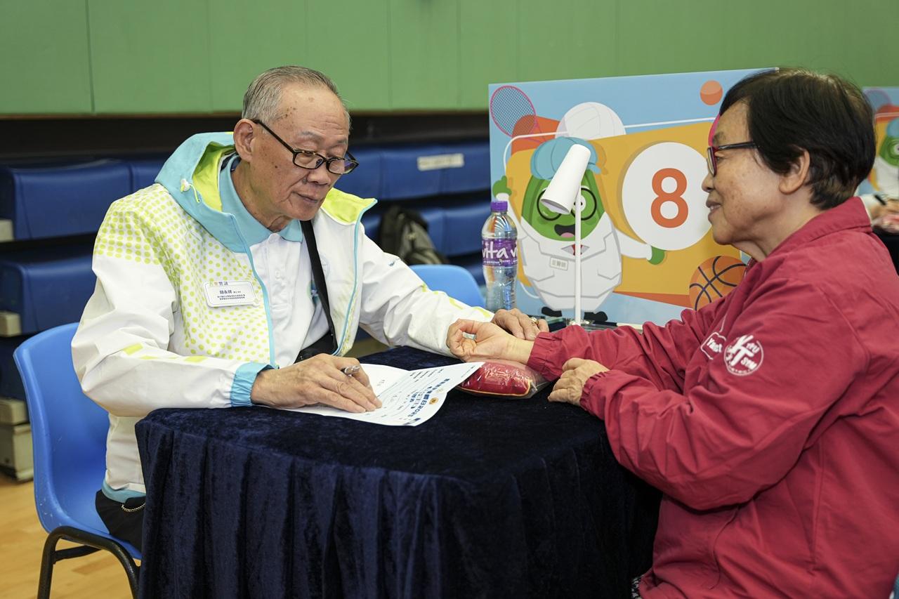 「南方醫科大學香港校友會」會長胡永祥博士，帶領一眾醫師提供義診服務。