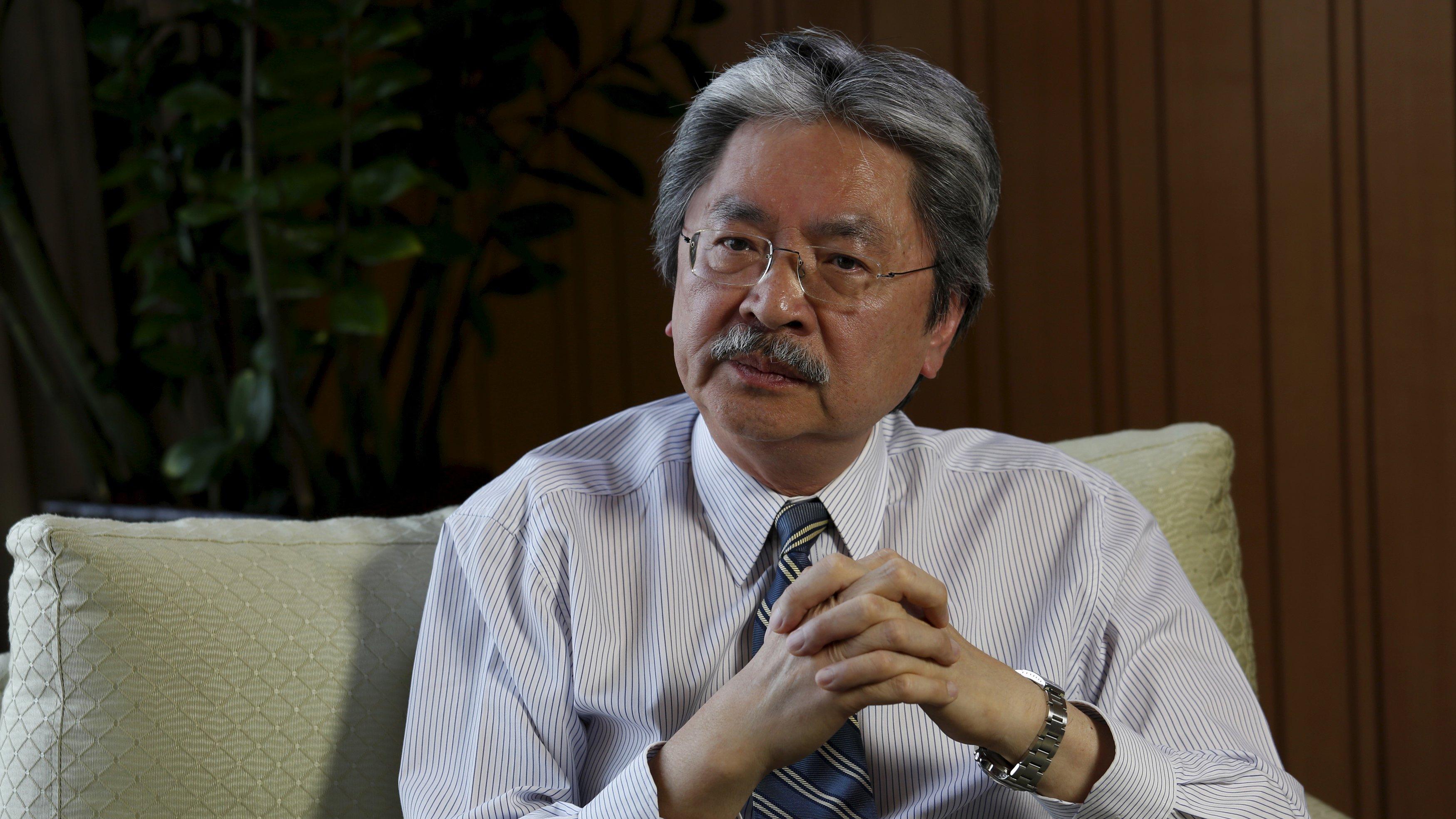 前財政司司長曾俊華今日(28日)於個人社交平台發文指，上周四隻新股跌穿招股價，憂慮市場「出奇樂觀」。