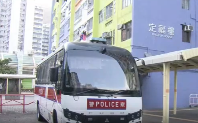 屯門安定邨一個單位發生火警，消防員救出一對男女送院，其中女子面有傷痕，昏迷送院後不治，一名男子涉謀殺及縱火被捕。    (now新聞台)