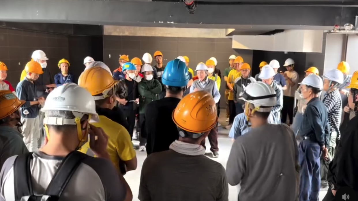 大埔宏福苑五級大火造成至少159人死亡，地盤代表向工友頒布「禁煙令」(Threads影片截圖)