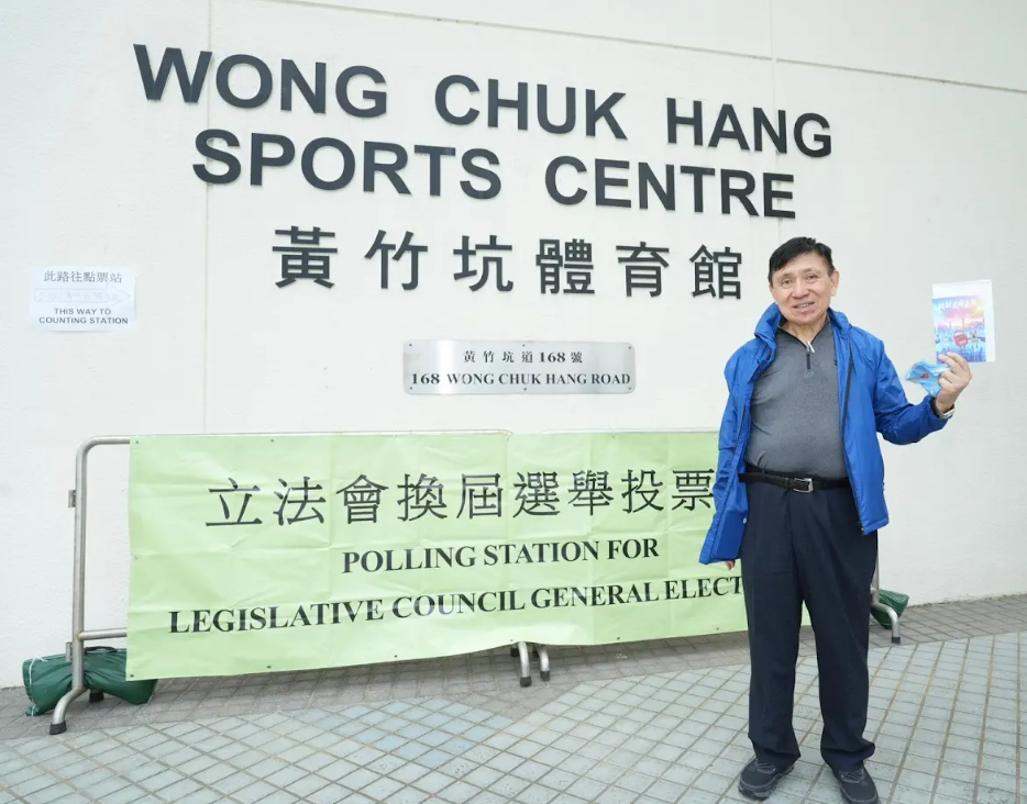 郭炳聯前往投票，以行動支持立法會選舉。（新地提供）