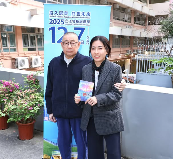 2025年立法會換屆選舉於今天（7日）舉行，華人置業大股東劉鑾雄（大劉）及太太劉陳凱韻（甘比）今早前往位於大坑徑的票站投票，履行公民責任。(劉陳凱韻ig)