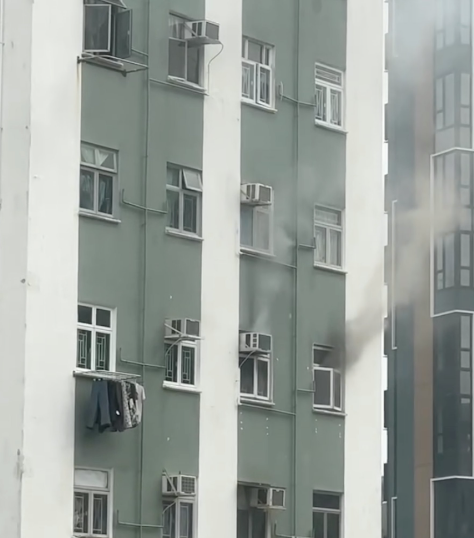 筲箕灣東大街59至99號東威大廈3座一單位冒出濃煙。(FB影片截圖)