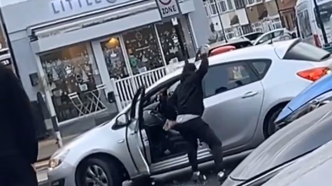 英國治安｜倫敦街頭上學時間 驚現持刀鬥毆 家長學童驚慌走避(有片)