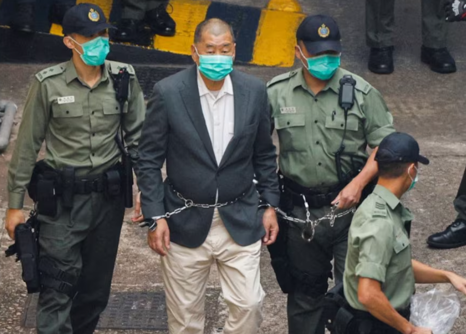 壹傳媒創辦人黎智英與《蘋果日報》三間相關公司被控串謀勾結外國勢力及發布煽動刊物等案，下周一(15日)早上10時裁決。(路透社資料圖片)