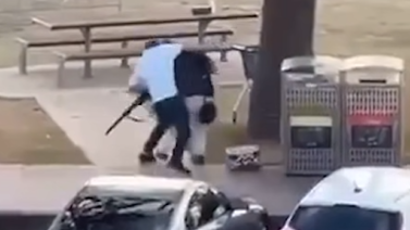 悉尼海灘槍擊案｜網上流傳片段 英勇民眾赤手空拳奪槍 嚇退槍手(有片)