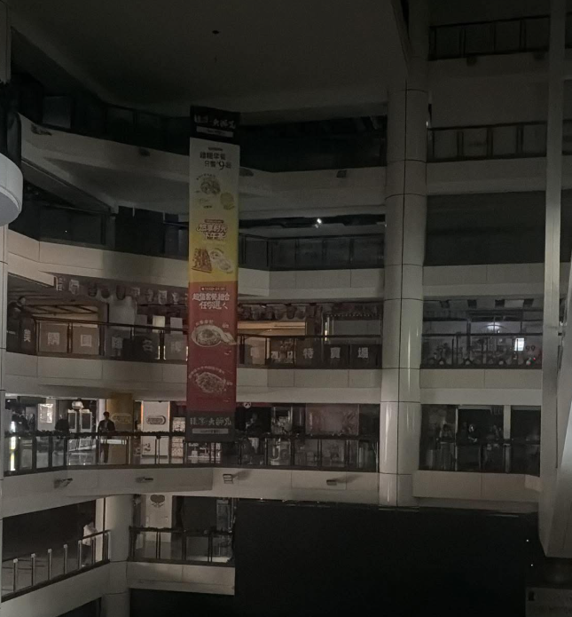 中電表示，位於九龍城區的1.1萬伏特供電系統昨日下午約4時13分發生故障，九龍城廣場一片漆黑(facebook圖片)