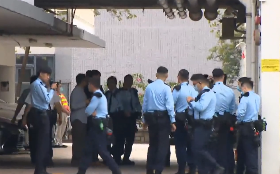 伊利沙伯醫院發生走犯事件，大批機動部隊警員在醫院一帶搜捕(有線新聞畫面)