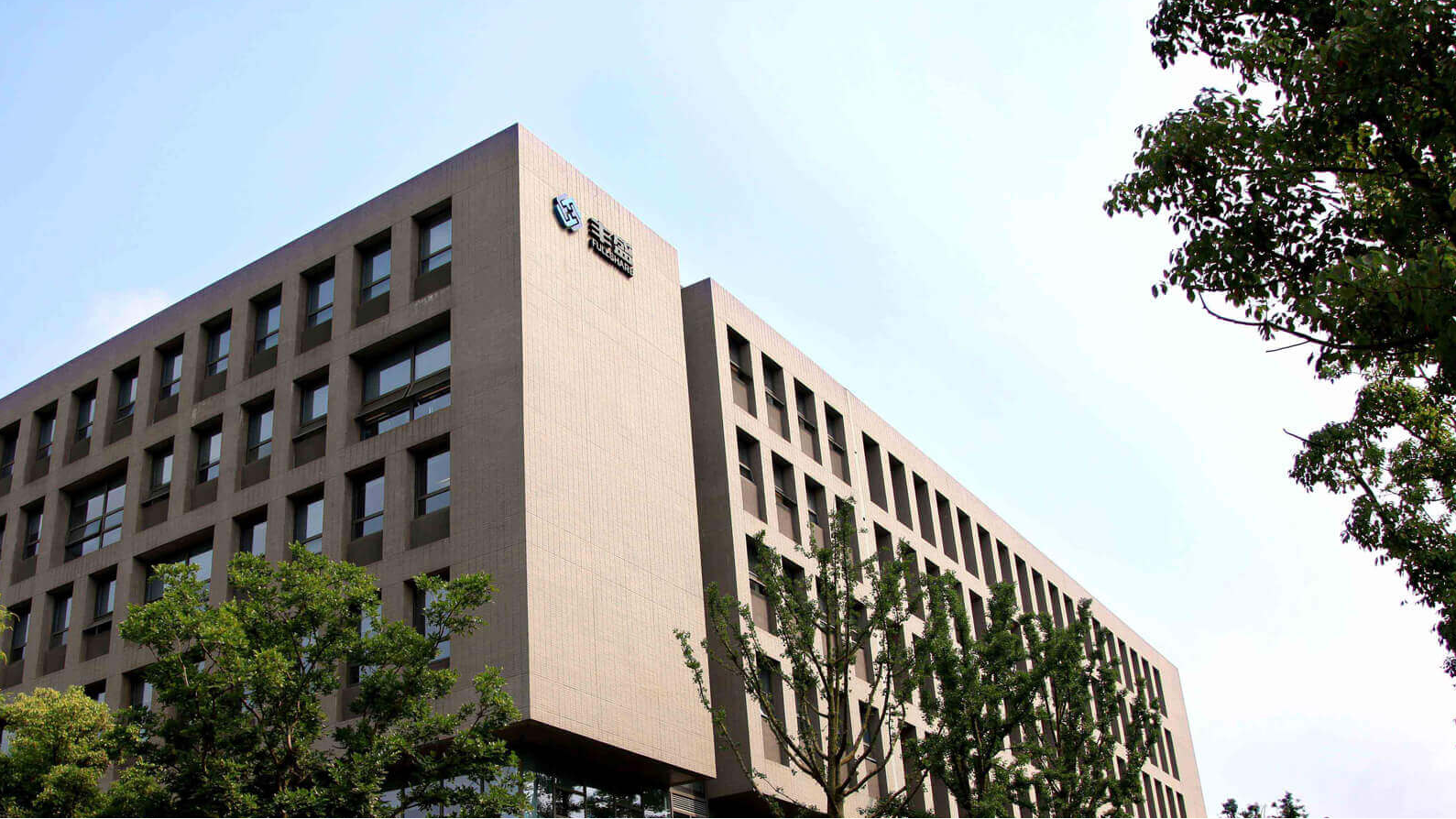 曾有「南京首富」的豐盛控股主席季昌群巨額錢債官司敗訴，須連本帶利還12億。