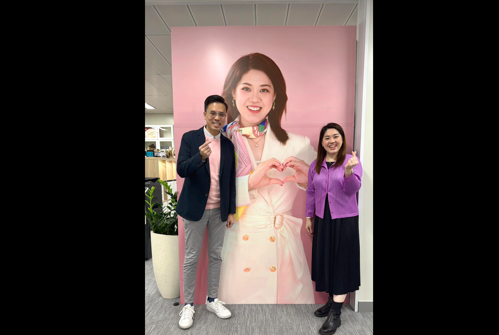 林素蔚送出一個2米高的自己人像佈景板，轉贈有興趣的市民。(林素蔚fb)