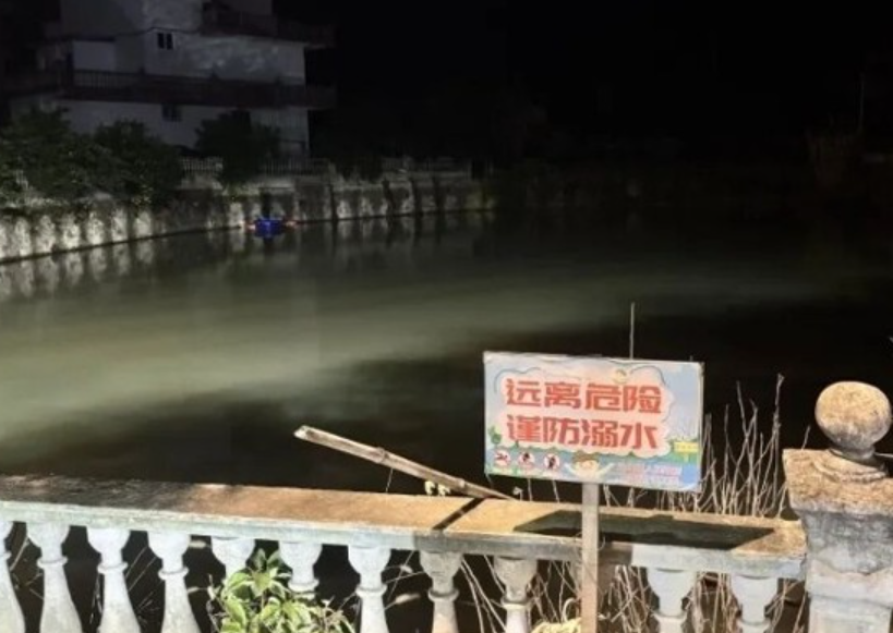 江西省九江市彭澤縣一名幼稚園校長周二（23日）駕車接載兒童回家時，連人帶車墮入池塘，造成校長等車內8人死亡。   (網上圖片)