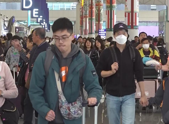 聖誕假期將至，不少市民在機場出發外遊。 (港台圖片)