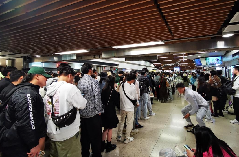 特區政府節慶安排跨部門工作小組公布，在除夕夜，羅湖口岸的旅客清關服務延長至翌日凌晨2時，港鐵東鐵線會相應延長服務時間，由金鐘往羅湖方向的尾班車會延後至凌晨12時56分開出；深圳灣口岸的旅客和客車清關服務改為通宵服務、24小時運作。    (資料圖片)