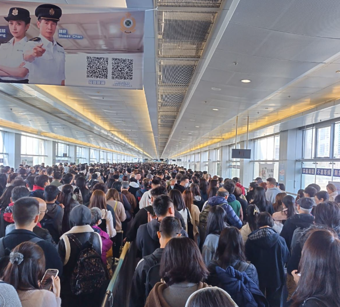 聖誕節長假期展開，入境處表示，截至晚上9時，共有109萬8千多人次經各管制站出入境，其中75萬1千多人次出境、34萬7千多人次入境。   (網上圖片)