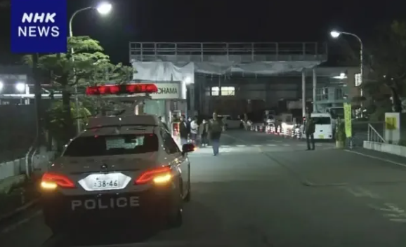 日本靜岡縣一間橡膠廠發生持刀傷人事件，至少15人受傷，暫無生命危險，警員逮捕1名疑犯。 