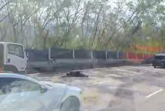 一輛貨車駛至吐露港公路往大埔方向近廣福邨時，撞倒一名疑似落車處理車輛的拖車司機(馬路的事(即時交通資訊台）FB)