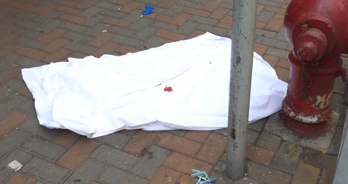 一名老翁在慈雲山一大廈平台，懷疑晾窗簾期間失足墮下，當場不治。(有線新聞畫面)