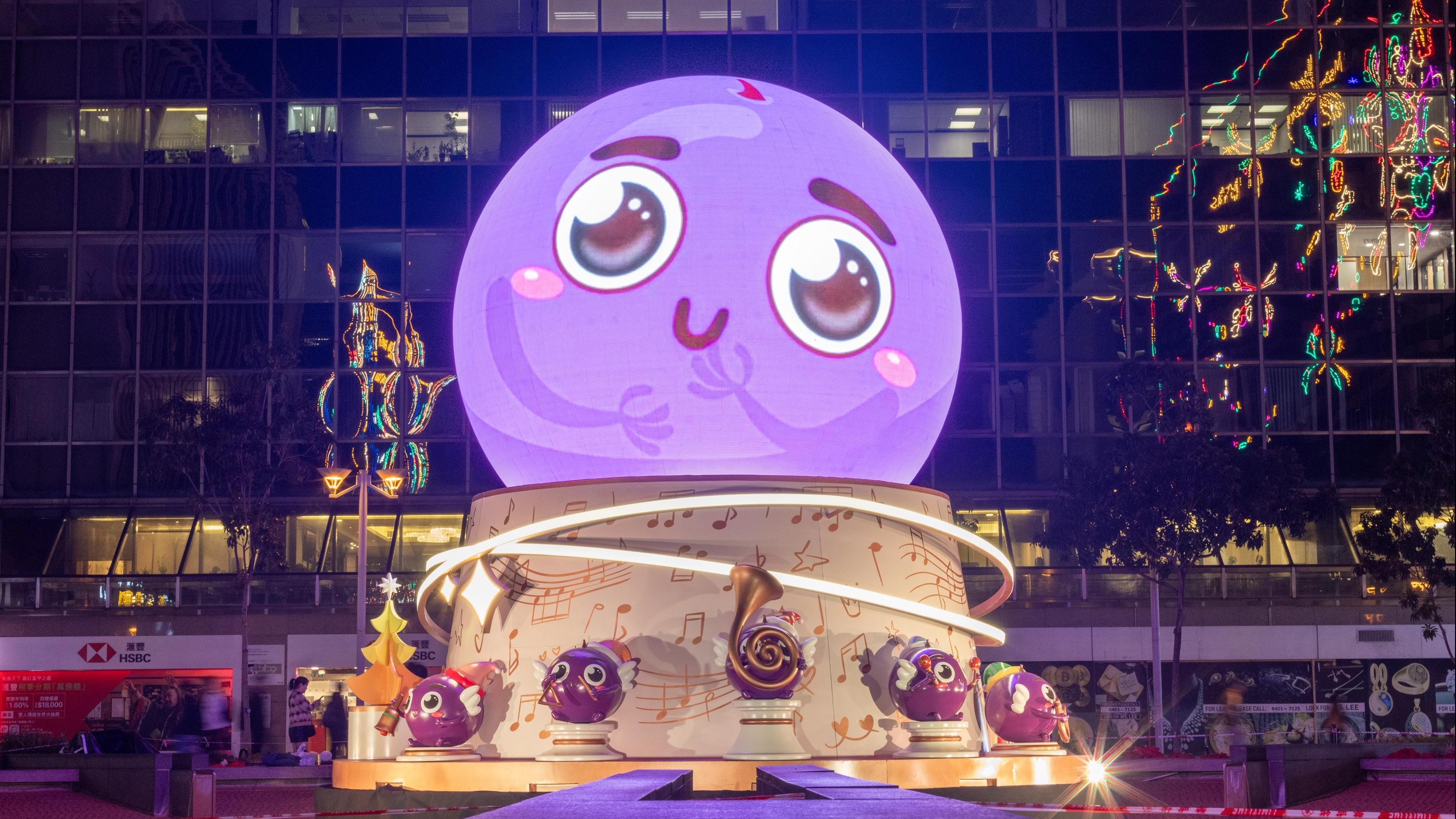 高達5.5米的巨型LED球體「百變提子水晶球」。(警務處提供)