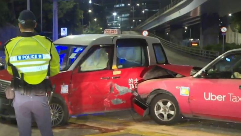 伊院對開兩的士相撞，至少3人受傷送院，包括一名嬰兒。(有線新聞截圖)