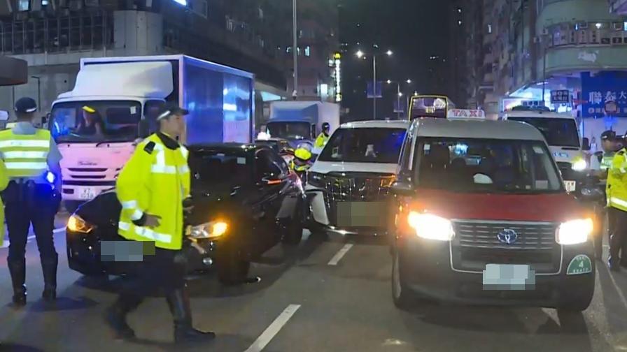 旺角司機遇查棄車逃走，涉事七人車溜前撞兩車。(有線新聞截圖)