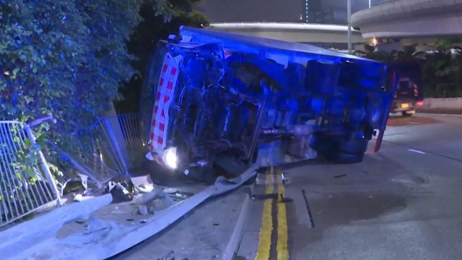 紅磡貨車疑天雨路滑翻側，司機一度被困。(有線新聞截圖)