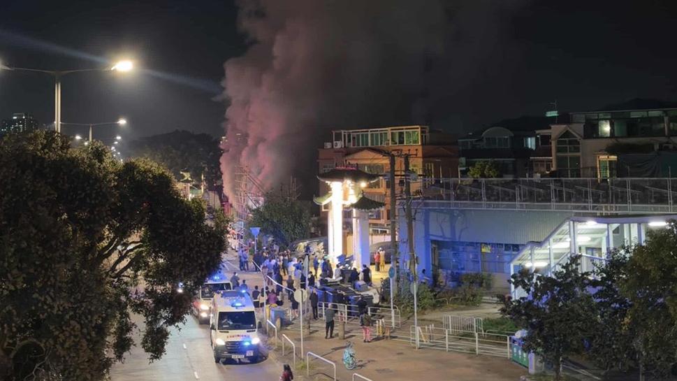 屯門泥圍車房起火，數十居民自行疏散。(FB/馬路的事討論區)