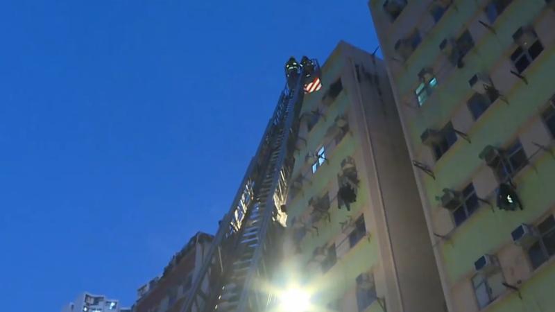 牛頭角住宅單位冒煙100人疏散，戶主夫婦吸入濃煙不適。(有線新聞截圖)