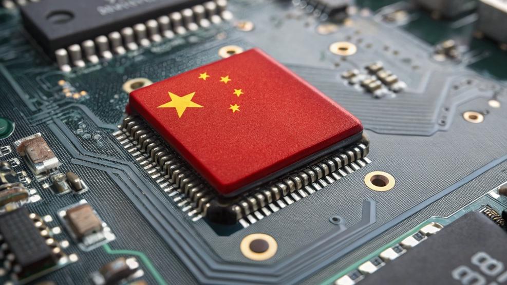 美國宣布延至2027年對華半導體加徵關稅，中方反對貿易政治化。(AI生成圖片)