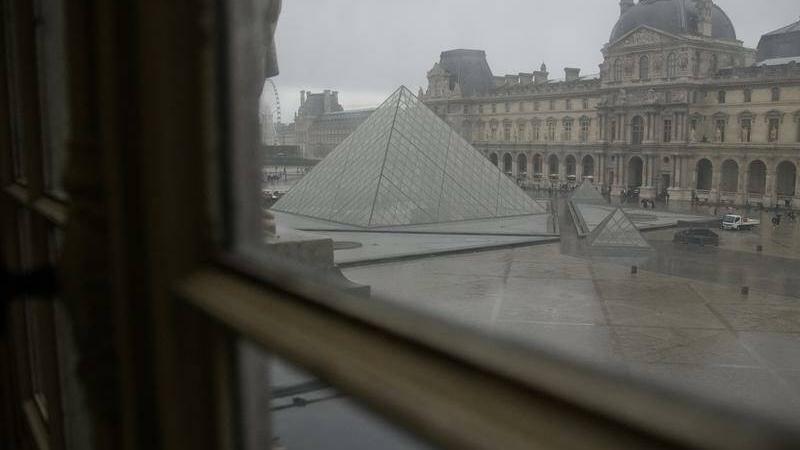 羅浮宮埃及古物圖書館嚴重漏水，約400冊古籍損毀。(AP)