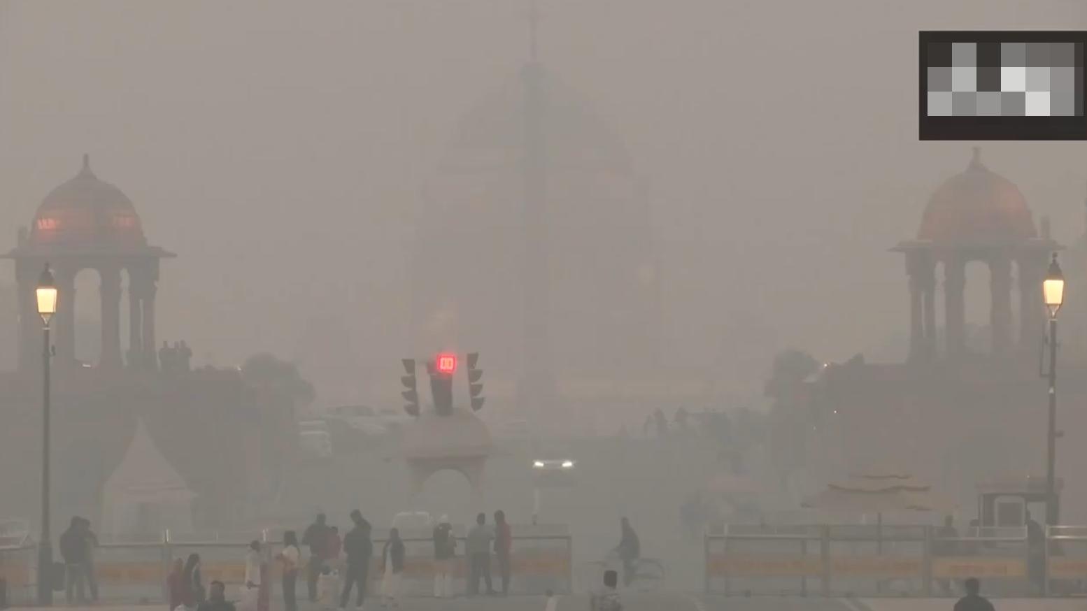 新德里空氣污染泰姬陵近乎消失，民眾登喜馬拉雅山抖氣。(12月22日，泰姬陵。X)