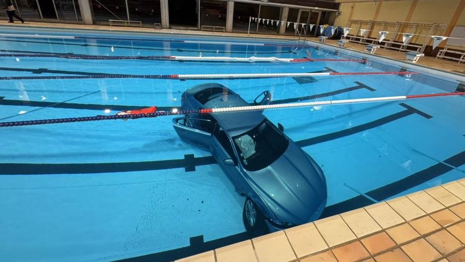 母載5歲女兒踩錯油門，Jaguar撞爆玻璃衝落泳池潛水。(X)