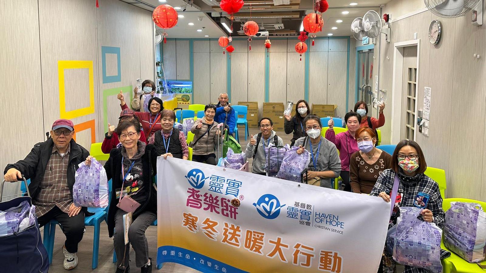 打開鐵鏈拴著的大門