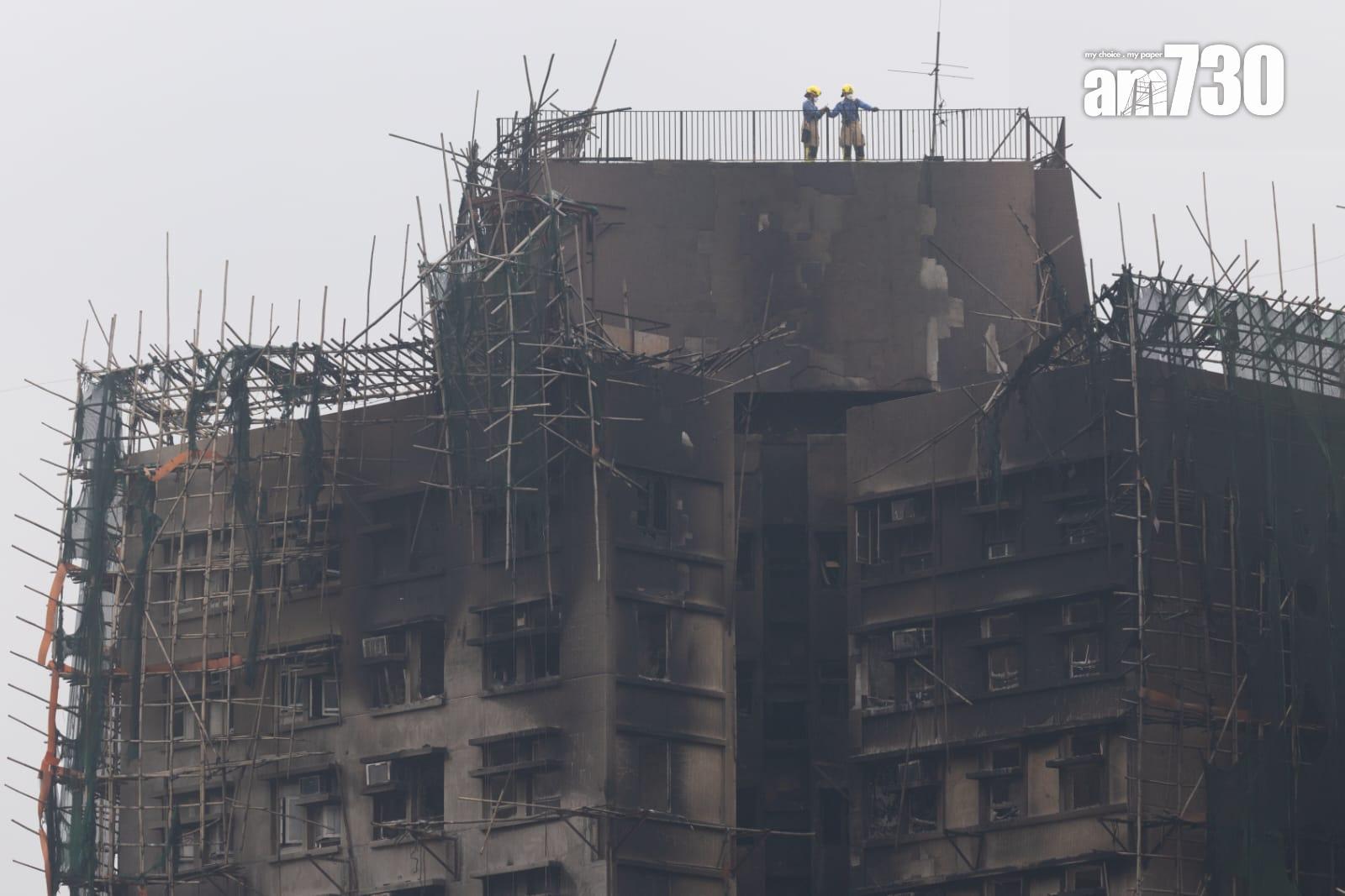 大埔宏福苑五級火至今發生逾兩星期，至少160死、6人仍失蹤，有居民反映大維修期間，有大廈逃生樓梯的玻璃窗被拆走改裝成木門。(蘇文傑攝)