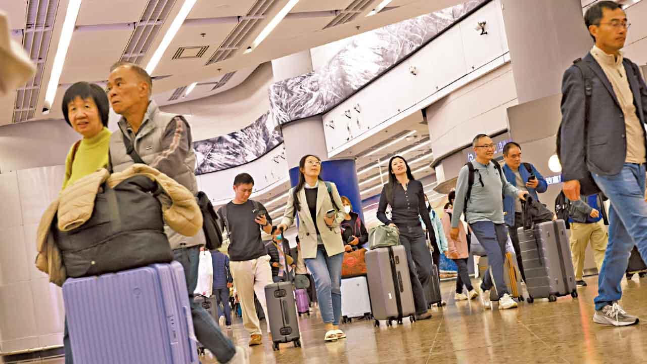 留港市民 外來旅客 擺檔檔主 歡度長假 節日市集氣氛濃 吸人流帶動消費