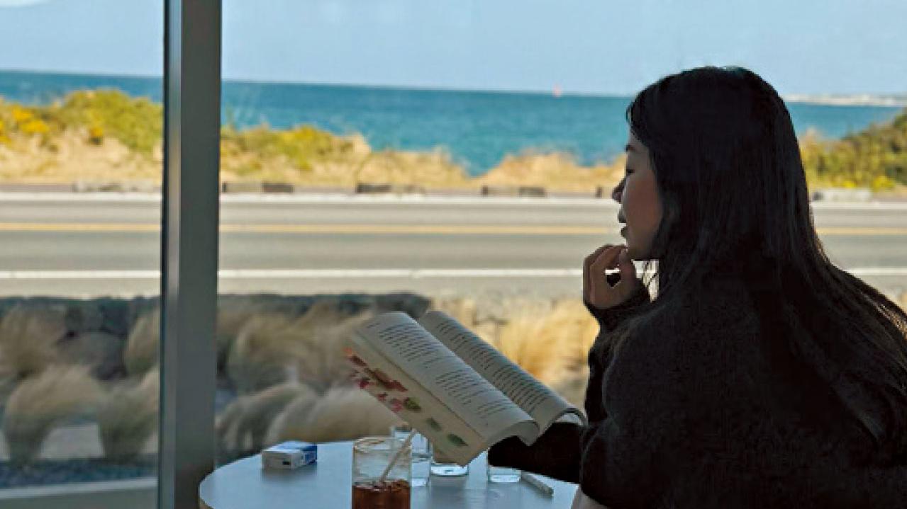 女人不出走世界怎自由