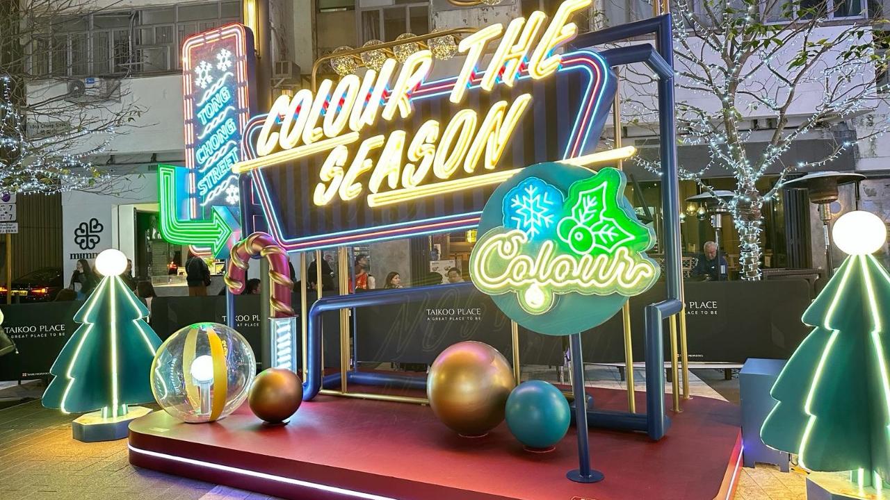 霓虹映照的聖誕