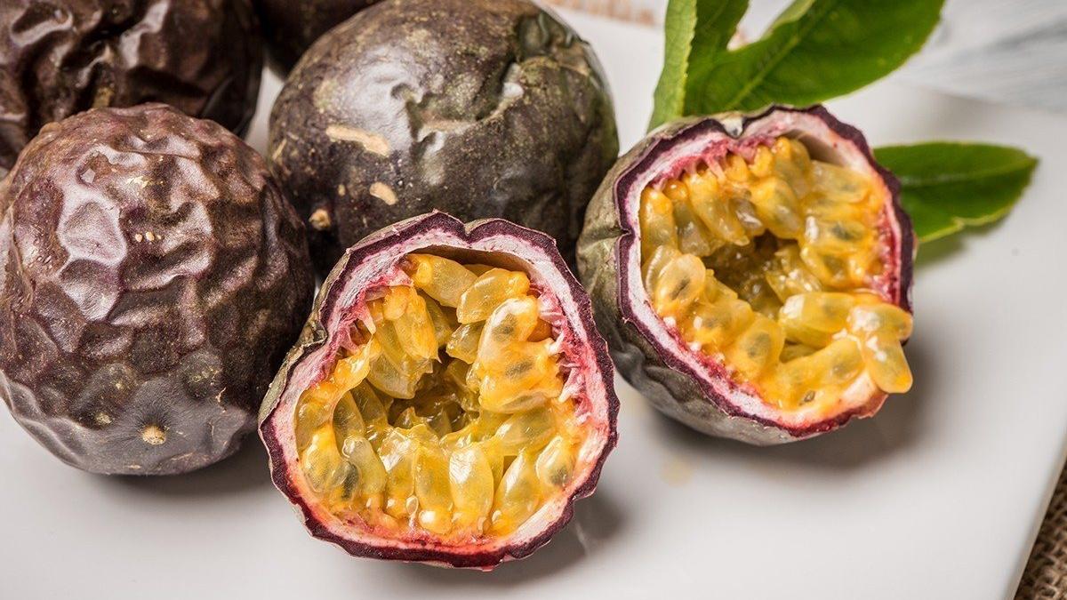 林俐岑營養師建議，百香果的膳食纖維主要集中在黑色籽中，「連籽一起吃」獲得的排便效果更完整。不過腸胃敏感者需細嚼慢嚥，以免外殼過硬，刮傷胃黏膜或造成消化不良。