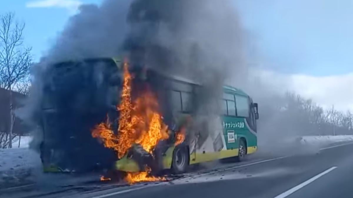 北海道新千歲機場巴士突起火 火勢猛烈車上41人及時疏散(有片)