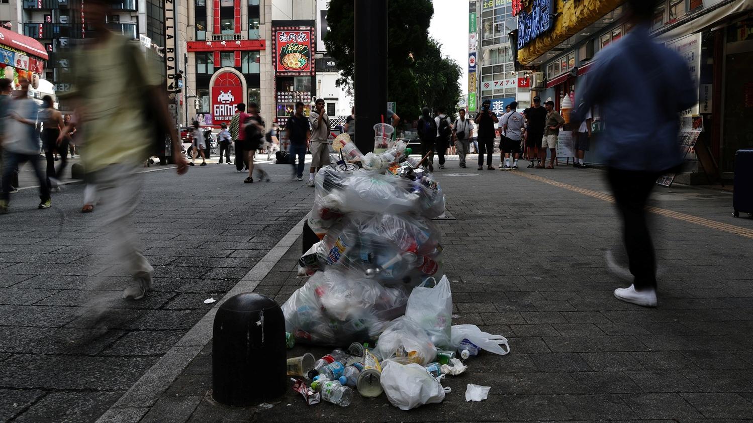 東京新宿街頭的垃圾。(路透社)