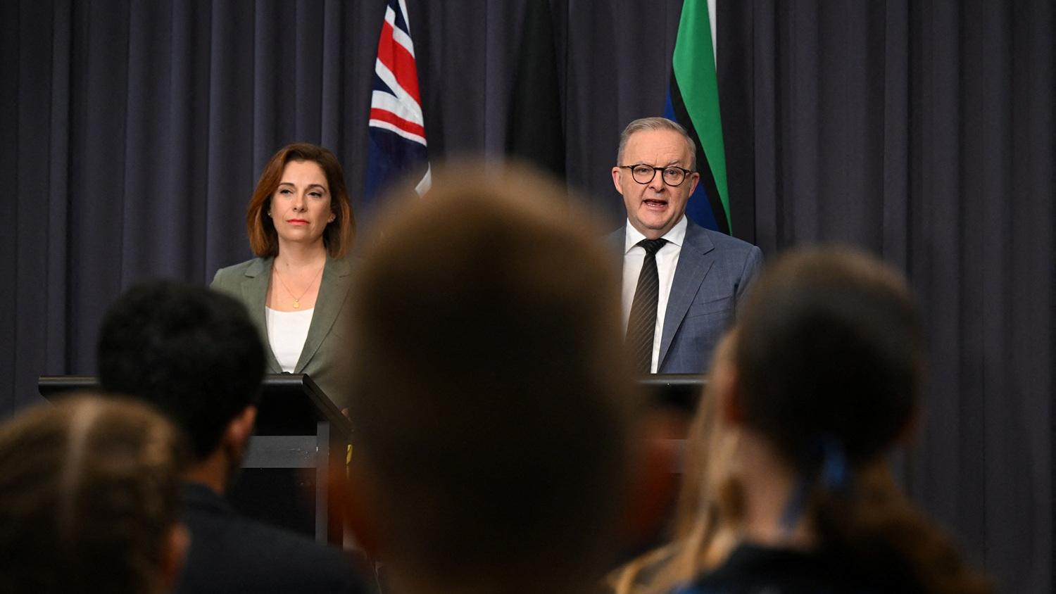 澳洲通訊部長威爾斯與總理阿爾巴內塞。(路透社)