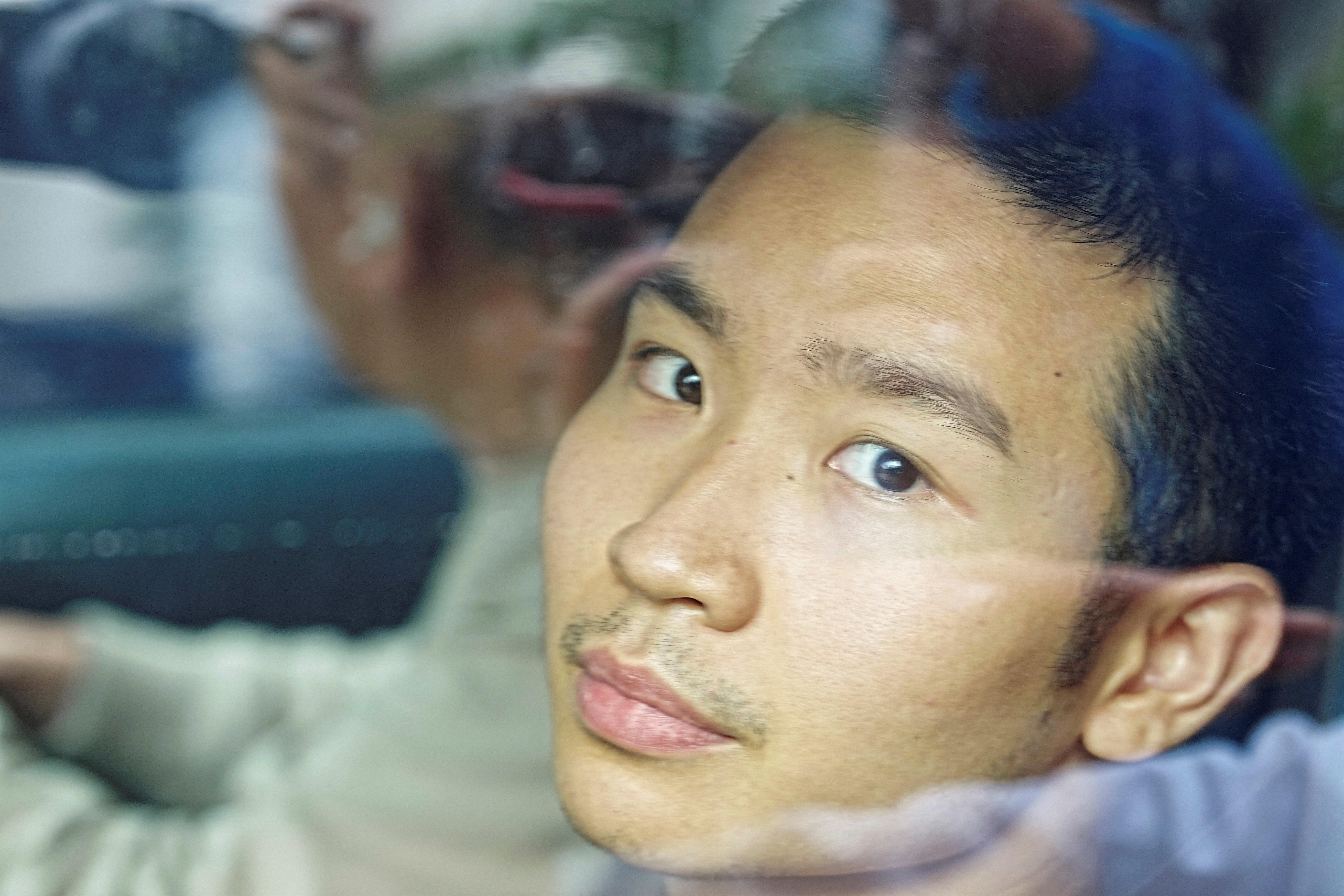 中大學生關靖豐獲警方准保釋候查，坐的士離開長沙灣警署(路透社)