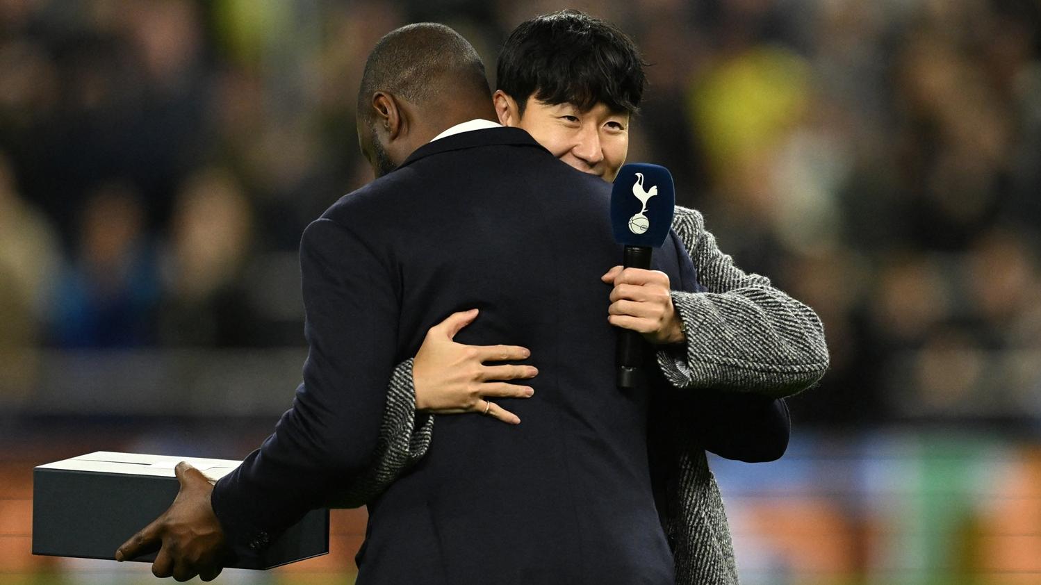 孫興民返回熱刺球場與球迷道別。(路透社)