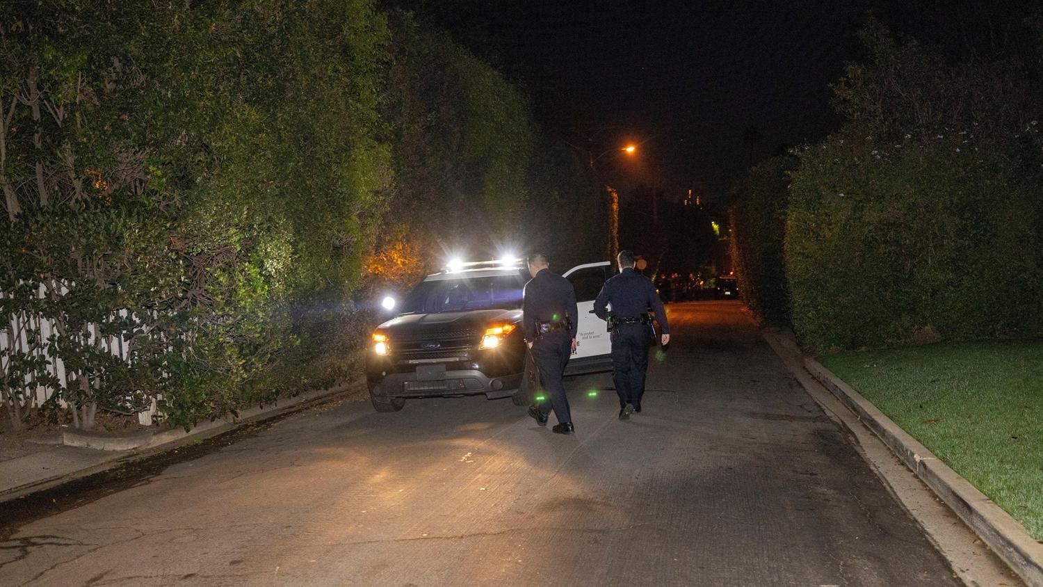 美國洛杉磯警察在洛連納的家中進行調查。(路透社)