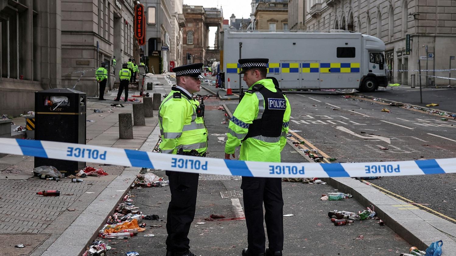 利物浦慶祝贏得英超冠軍的勝利巡遊，遭人駕車衝入人群。(路透社)